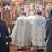 Al centro padre Driga celebra la liturgia: come tutta lassemblea  rivolto a Oriente e cio, simbolicamente, verso Dio
